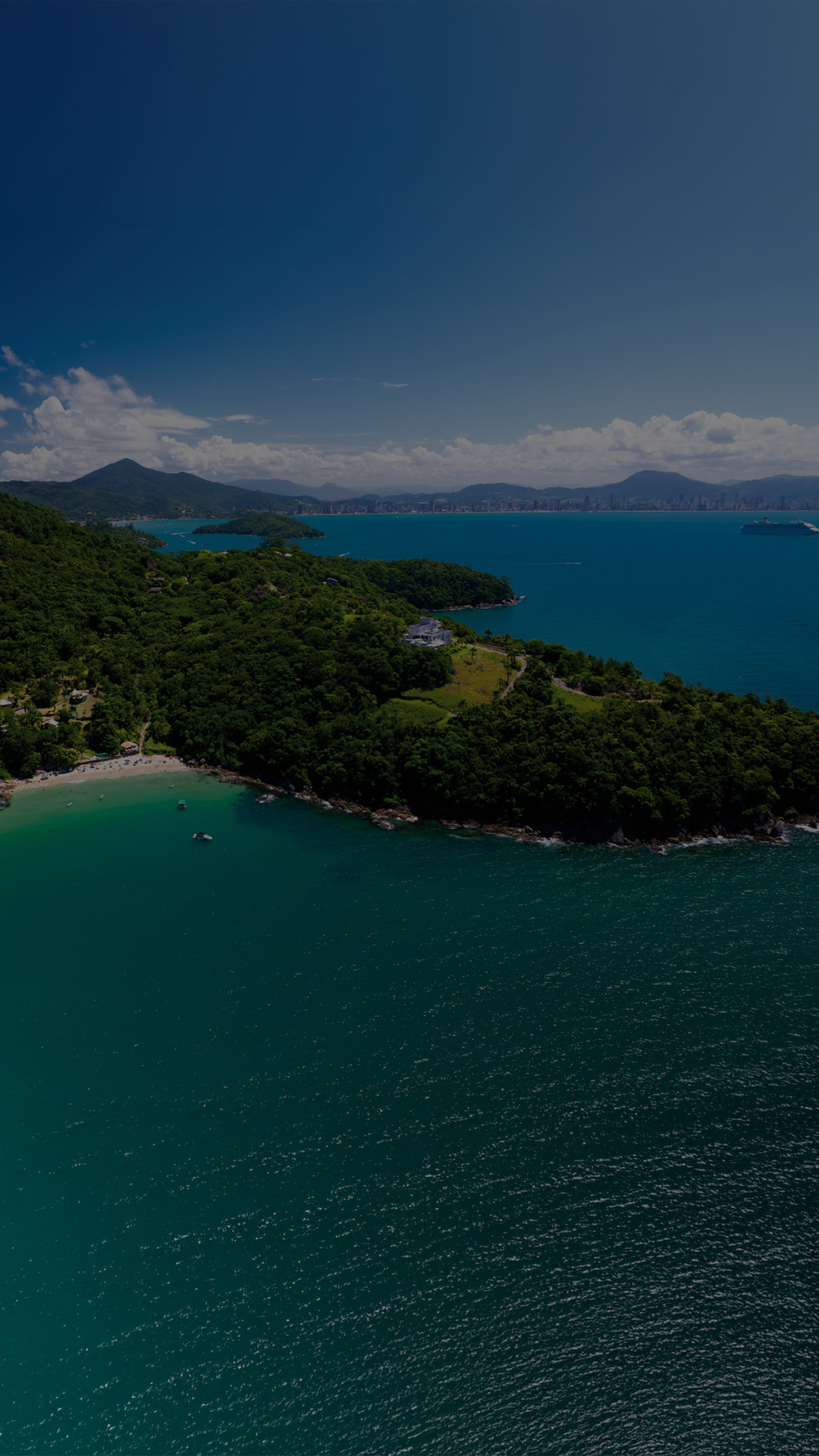 Vista aérea do litoral de Porto Belo, Santa Catarina