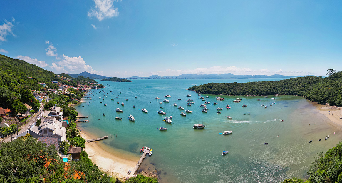 Baía de Porto Belo com embarcações